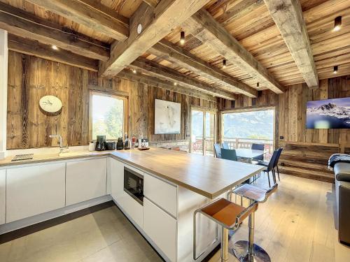 - une cuisine avec une grande île dans une chambre dotée de murs en bois dans l'établissement Appartement 4 Chambres avec Terrasse et Parking à Combloux - FR-1-560-66, à Combloux