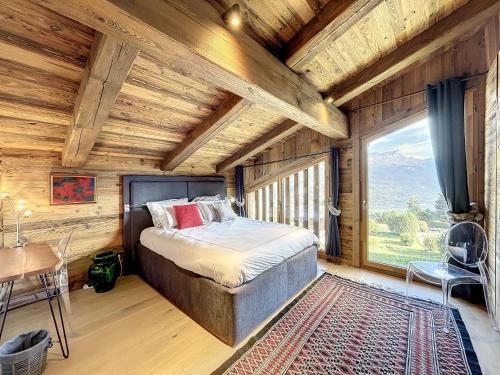 une chambre avec un lit et une grande fenêtre dans l'établissement Appartement 4 Chambres avec Terrasse et Parking à Combloux - FR-1-560-66, à Combloux