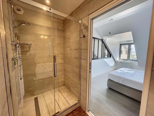 - une petite salle de bains avec douche et un lit dans l'établissement Appartement Granville, 3 pièces, 4 personnes - FR-1-361-377, à Granville