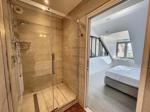 une petite salle de bain avec douche et un lit dans l'établissement Duplex de standing en centre-ville avec parking, proche port et plage - FR-1-361-377, à Granville