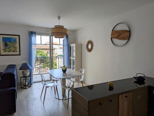une cuisine et un salon avec une table et des chaises dans l'établissement Arcachon Centre: Beau Duplex T3 3* avec Balcon, Parking, à deux pas de la Plage et des Commerces - FR-1-420-107, à Arcachon