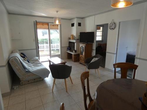 un salon avec une table et des chaises dans l'établissement Maison à 700m de la plage, 4 chambres, WIFI, animaux acceptés - Notre-Dame-de-Monts - FR-1-540-175, à Notre-Dame-de-Monts