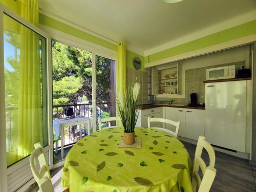 Fotografia z galérie ubytovania Argelès - Appartement 4 pers, 30m plage, clim, proche boutiques - FR-1-309-371 v destinácii Argelès-sur-Mer