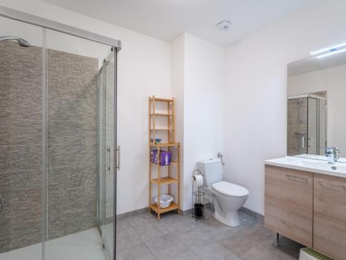 une salle de bain avec une douche, des toilettes et un lavabo dans l'établissement Appartement Neuf 3* à 100m de l'Océan avec Piscine pour 8 Personnes - Ménage Inclus - FR-1-50-113, à Mimizan