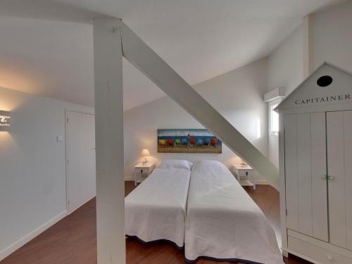 une chambre avec un lit blanc dans une pièce dans l'établissement Duplex 3 pièces à deux pas de la plage avec parking - 4 pers - FR-1-706-16, à Châtelaillon-Plage