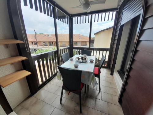 un balcon avec une table et des chaises sur un balcon dans l'établissement Appartement T2 Tout Confort Centre-Ville Vieux-Boucau avec Parking Privatif et Proche des Plages - FR-1-239-926, à Vieux-Boucau-les-Bains