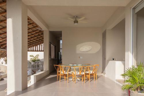 a dining room with a table and chairs at Casa con vista a la bahía in Acapulco
