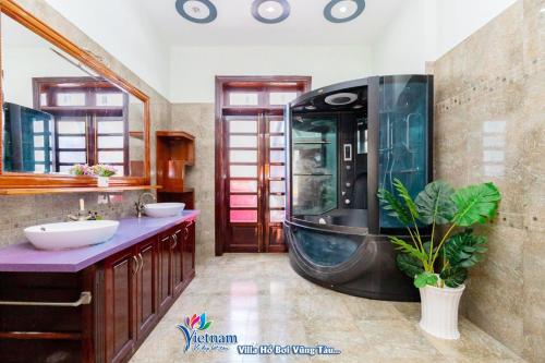 a bathroom with two sinks and a large shower at Villa GOLD DAY Hồ bơi LÊ HỒNG PHONG Nối dài in Vung Tau