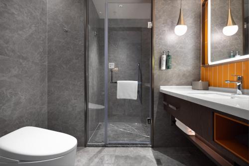 Bilik mandi di Home2 Suites by Hilton Guiyang Guanshanhu