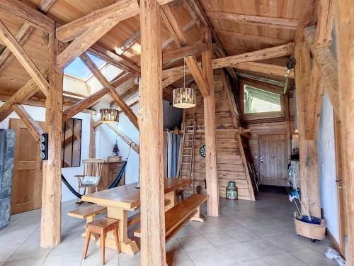 une salle à manger avec une table en bois et un escalier dans l'établissement Appartement dans Ferme Authentique à Cordon - Parking, Wifi, 2 à 4 mois Hiver, 15 jours Eté - FR-1-560-109, à Cordon