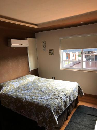 Un pat sau paturi într-o cameră la Departamento Oberá amplio zona centro