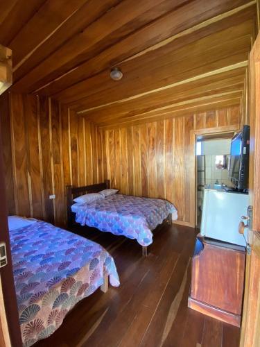 Zimmer mit 2 Betten und einem TV. in der Unterkunft El Rincón de Chente in Monteverde Costa Rica