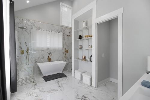 uma casa de banho branca com uma banheira e um chuveiro em 2475-Upscale Luxury-5BR Mini Mansion Oasis em Decatur