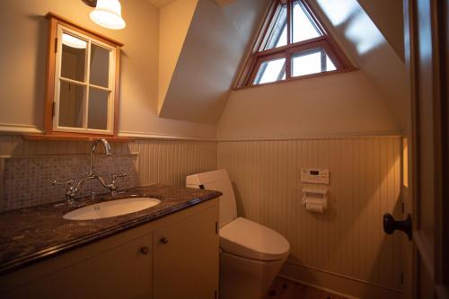 a bathroom with a toilet and a sink and a window at 【飛騨高山】kiyomi荘-sou- 贅沢なプライベート空間 in Takayama