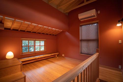 a living room with a bench and a window at 【飛騨高山】kiyomi荘-sou- 贅沢なプライベート空間 in Takayama