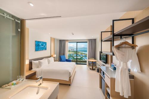 Postel nebo postele na pokoji v ubytování The Empyrean Cam Ranh Beach Resort