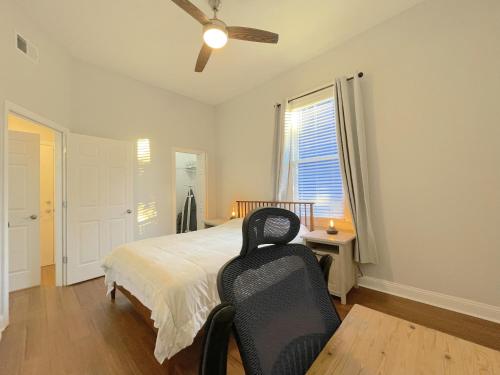 een slaapkamer met een bed en een plafondventilator bij Lovely Guesthouse in the Up-and-Coming Springfield in Jacksonville