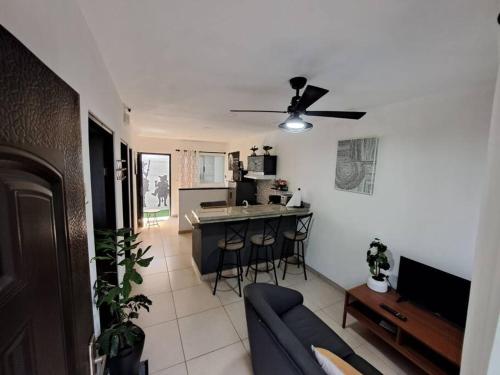 Η κουζίνα ή μικρή κουζίνα στο cr.arenalapartments#1..hermoso,cómodo con parqueo