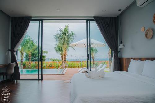 1 dormitorio con cama y vistas a la piscina en Sunset Hill Villa Mũi Né en Phan Thiet