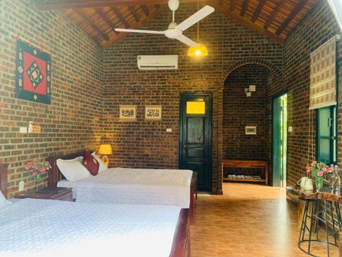 - une chambre avec 2 lits et un ventilateur de plafond dans l'établissement Đinh Gia Home Villa & Resort, à Ninh Binh