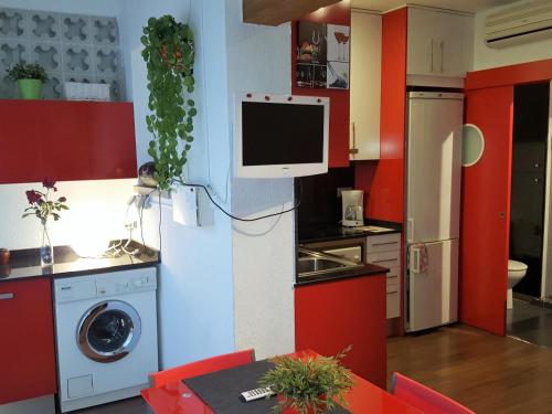 Estudio Renovado con Terraza a 200m de la Playa de Roses + Parking Privado y Climatización - ES-258-14