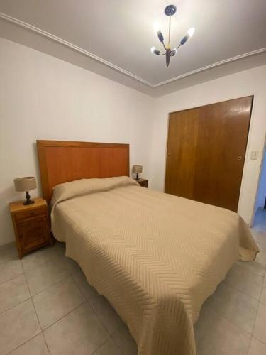 ein Schlafzimmer mit einem Bett und einem Deckenventilator in der Unterkunft Alquiler departamento amoblado in Río Cuarto