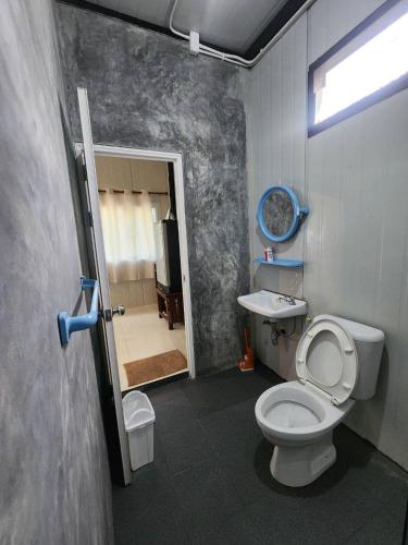 a bathroom with a toilet and a sink at Lung peiyk homestay in Ban Bang Bao