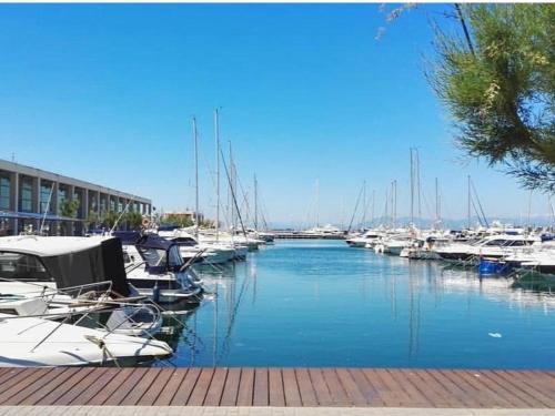 Studio rénové au centre de Roses avec climatisation, proche des plages sauvages