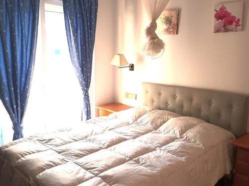 uma cama num quarto com uma janela em Apartamento Roses, 1 dormitorio, 4 personas - ES-258-117 em Roses