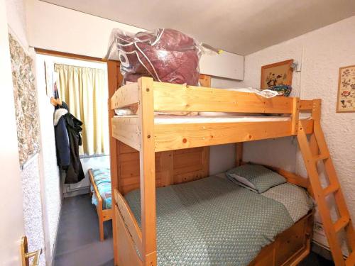 une chambre avec deux lits superposés dans une pièce dans l'établissement Appartement 6 pers, proche pistes, terrasse et parking inclus à La Clusaz - FR-1-459-217, à La Clusaz