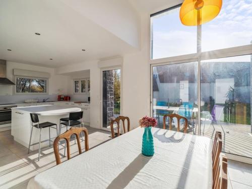 une cuisine et une salle à manger avec une table et des chaises dans l'établissement Villa lumineuse 4 étoiles, 50m de la plage, jardin clos, tranquillité à Trégastel - FR-1-368-399, à Trégastel