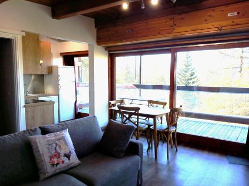 un salon avec un canapé et une table dans l'établissement Charmant 2 pièces rénové, exposé sud, à 50m des pistes, WiFi, TV, parking, casier à skis - FR-1-411-901, à Bourg-Saint-Maurice