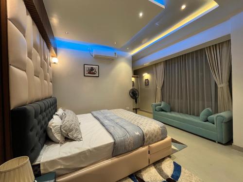 um quarto com uma cama e um sofá em Makin' Memories em Kalimpong