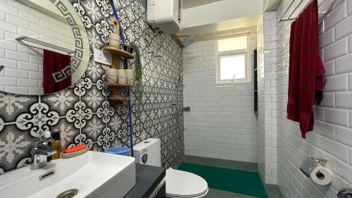 uma casa de banho com um lavatório, um WC e um espelho. em Makin' Memories em Kalimpong