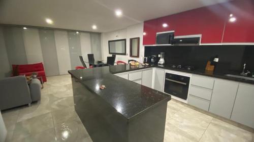 uma cozinha com um balcão preto num quarto em Apartamento en Ciudadela Nio em Neiva