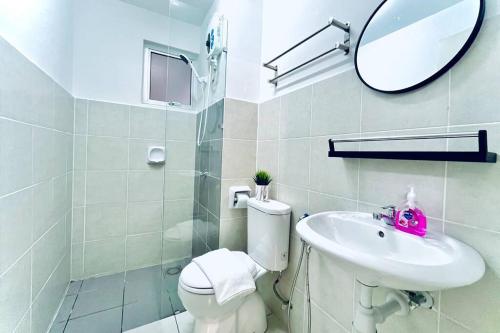 een badkamer met een toilet, een wastafel en een spiegel bij Axis Crown Residence Near KLCC in Kuala Lumpur