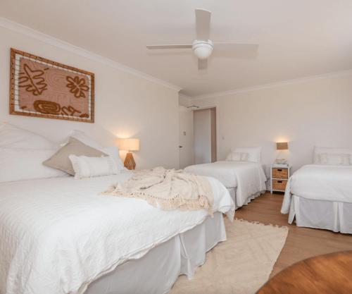 two beds in a room with white walls at Cervantes Lodge in Cervantes