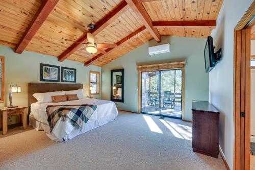 1 dormitorio con cama y techo de madera en Pristine Pine Retreat with Deck and Outdoor Dining!, en Pine