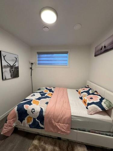 Un dormitorio con una cama con vacas. en Brand new 1 Bedroom Basement Suite. Wi-Fi,Netflix, en Edmonton
