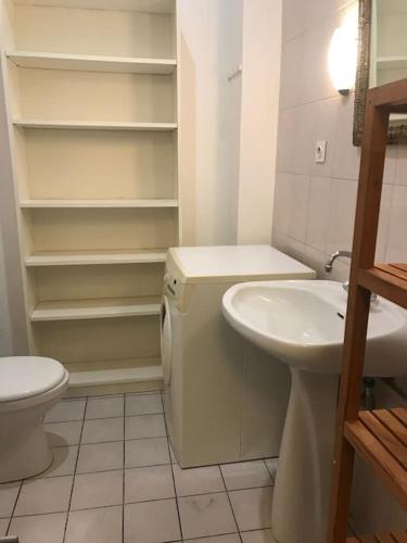 une salle de bain blanche avec un lavabo et des toilettes dans l'établissement Charmant 2 pièces centre ville Nice, à Nice