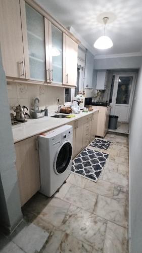 a kitchen with a washing machine and a sink at Appartement au sous sol No 1 in Istanbul