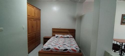 um pequeno quarto com uma cama num quarto em Mini Departamento Iquitos 1245-01 em Iquitos