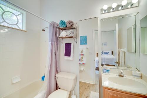 uma casa de banho com um WC, um lavatório e uma banheira em Ranch-Style Florida Retreat with Pool and Lanai em Merritt Island