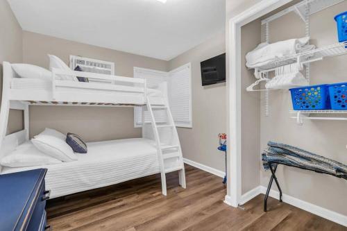 sypialnia z 2 łóżkami piętrowymi w pokoju w obiekcie Seaside Cottage: A 'MyShoreCottage' Property w mieście Seaside Heights