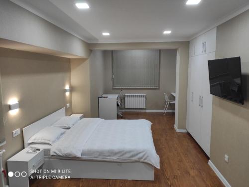 1-bedroom Apartment in the very city center (Shedevr)