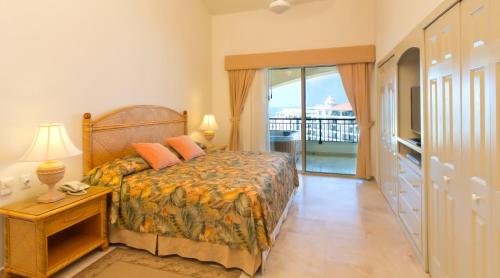1 dormitorio con 1 cama y balcón en Condominios Playa Royale en Nuevo Vallarta 