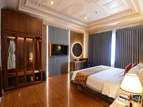 Tempat tidur dalam kamar di The Rich Jogja Hotel