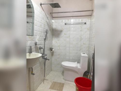 La salle de bains est pourvue de toilettes et d'un lavabo. dans l'établissement Living Roots Lodge, à Cherrapunji