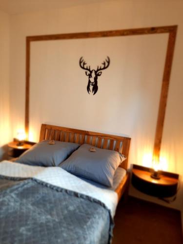 una camera da letto con un letto con una testa di cervo sul muro di Schlossblick Heroldsberg a Heroldsberg