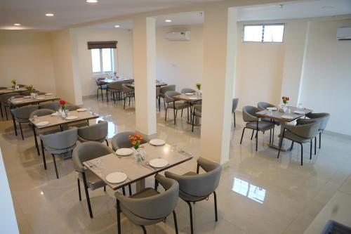 a restaurant with tables and chairs in a room at Zip By Spree Hotels Bhopal in Bhopal